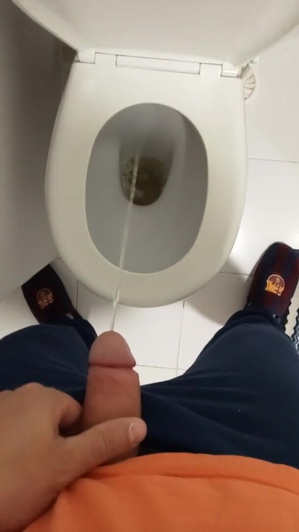 Romanian couple: Con cặc của tôi đang đi tiểu