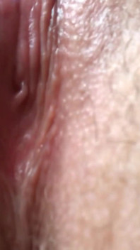 Per favore pisami il cazzo. Ora ti scoperò e urinarò dentro. La moglie ottiene un orgasmo mentre io piscio nella sua fica. Primo piano.