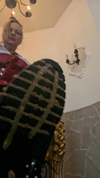 Monika Schmidt Bajo Mis Botas Sucias Esclava Lame Trituradora De Desechos De Giganta En Primer Plano