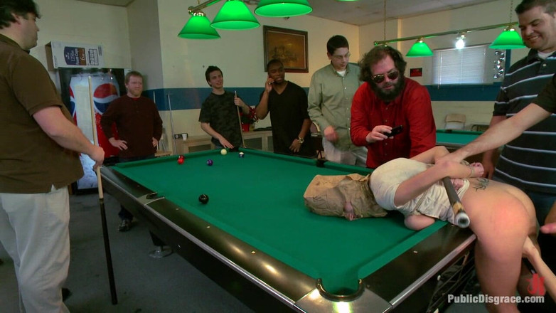 Public Disgrace by Kink: O tânără de 19 ani cu țâțe naturale uriașe este umilită și futută în...