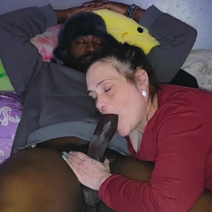 Magic gums: Kåt besatt styvmamma suger och knullar BBC tills han cums...
