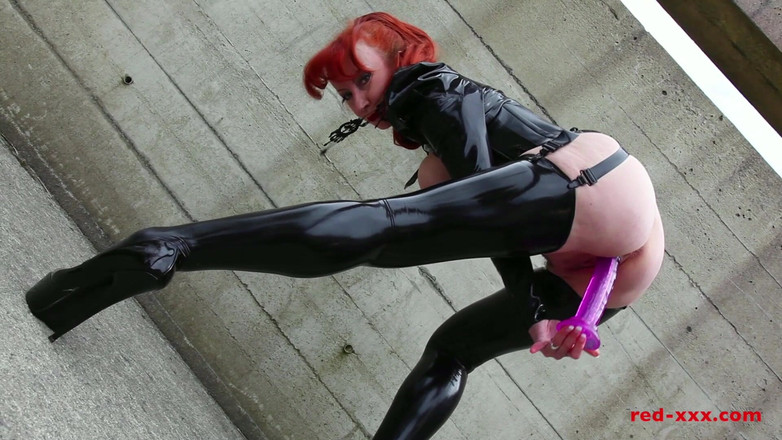 RedXXX: Red Mistress + 黑色乳胶