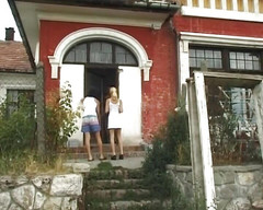 Enjoy German porn: Una bellezza bionda magra dalla Germania viene sbattuta da due...