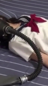 어린 배다른 여동생의 굴욕