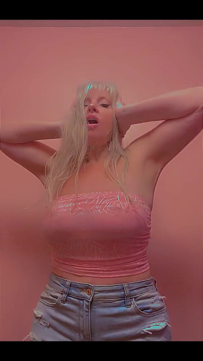 PaintedRose: Aku lagi asik muasin memekku sendirian