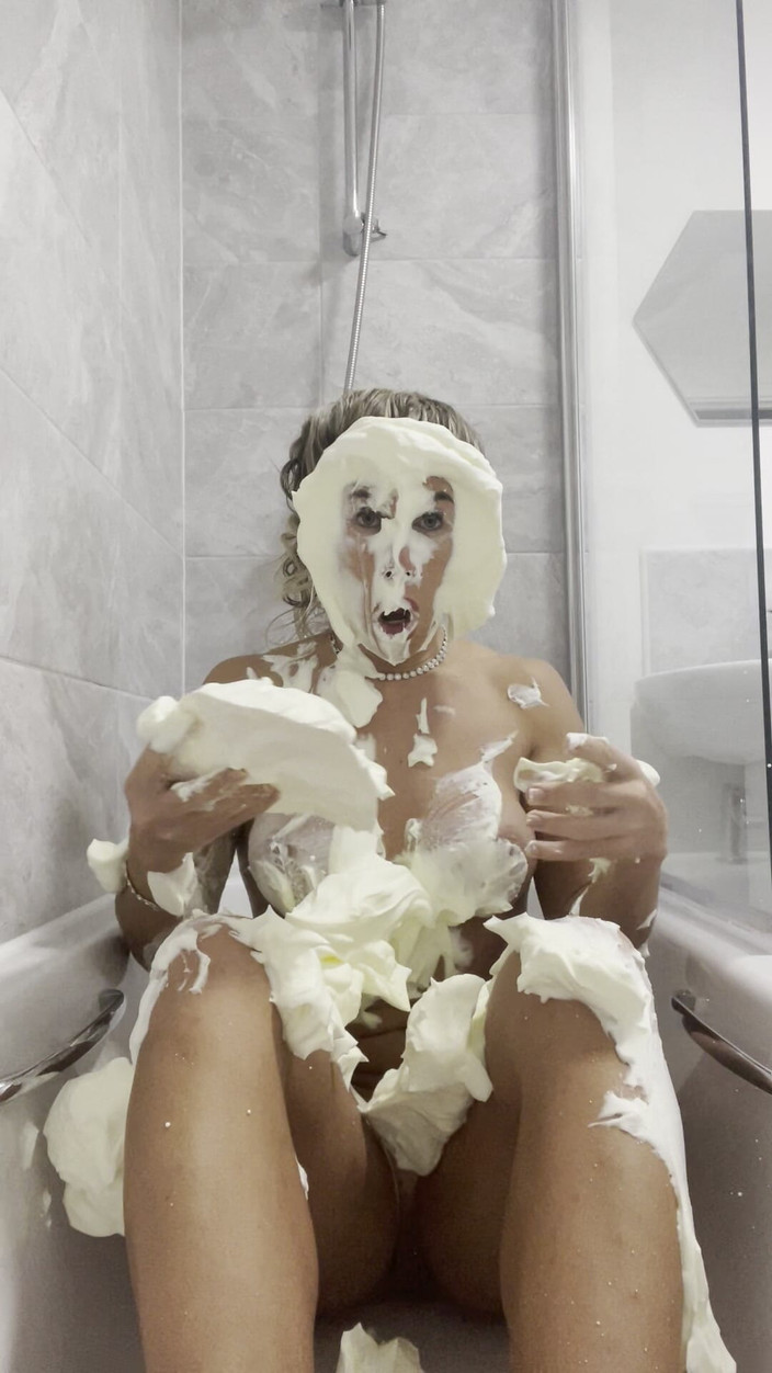 CALLIE ROKS: Torte sul viso nudo nel bagno