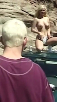 Kelly, étudiante, se fait lécher la chatte et baiser dans la nature