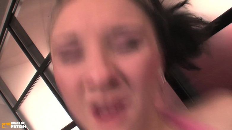 Teen Sexperience: 成熟男人在操了一个性感少女的嘴后拍打她的湿润阴户