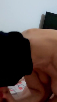 Zralá děvka MILFka nosí balaclava a dáví se na tlustém a velkém ptákovi