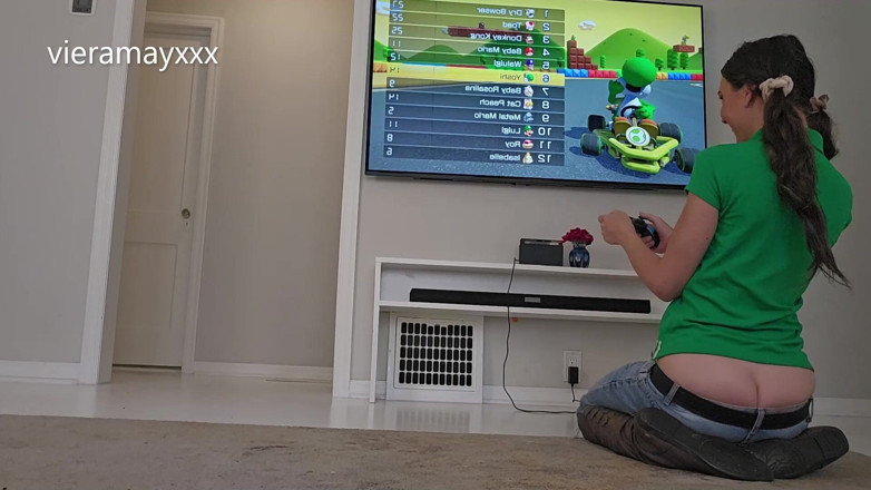 VieraMayXXX: I pantaloni sono caduti mentre giocava con mario kart- ripieno...