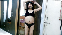 Cute & Nude Crossdresser: Transsexual efeminat sexy Femboy Sweet Lollipop în lenjerie neagră sexy.