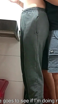 Une femme de ménage se fait prendre dans la salle de bain.