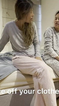彼女と私は、長い昼寝の後、汗ばんだ体の匂いを嗅ぐために目を覚ましました