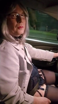 Sexy zralá crossdressing sissy děvka autem ve spodním prádle