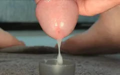 Extreme close-up van mij langzaam plagen en spermadruppel door in een kopje meerdere cumshots collectie voeten laden