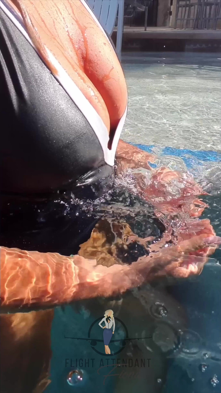 Flight Attendant Fiona: Sólo s časem u bazénu