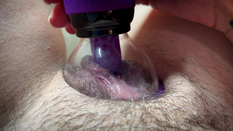 LolaLola: 掃除機で朝のマスターベーション、濡れた膣、クリームが流れ出す、なんて気持ちいいんだ