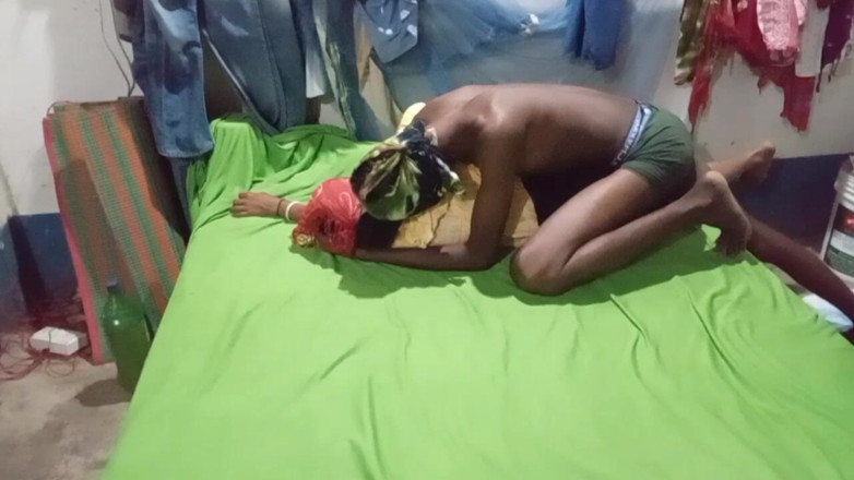 Bengaliauntykichut: Video romantico con una zia desi con un culo caldo...