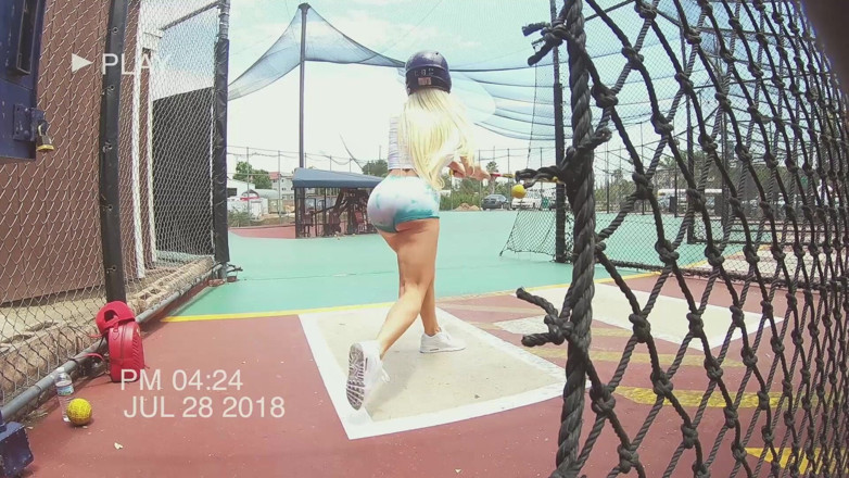 Team Skeet: Thickumz - возбужденная блондинка тверкает задницей и курсирует за членом
