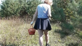 बाहर। सुंदर सौतेली चोदने लायक मम्मी बिना पैंटी के जंगल में आउटडोर मशरूम चुनती है