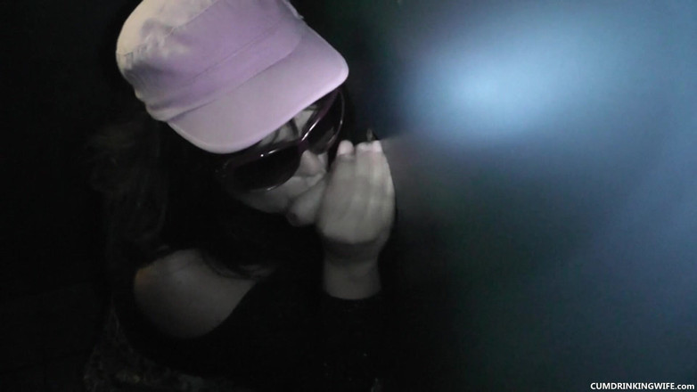 Cumdrinking Wife: Gangbang au gloryhole avec de nombreux inconnus