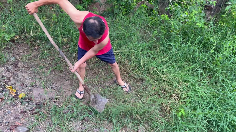 Lady: 丰满的继母乱搞庄园的老园丁