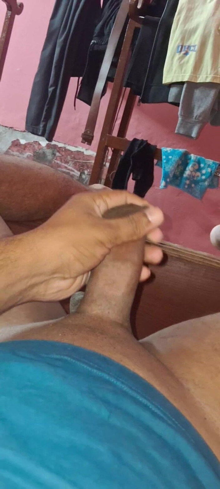 Rajveer Bhumihar: Seorang pria muda India, melakukan handjob dengan penis..