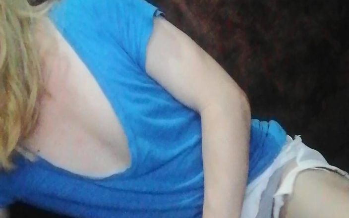 Reynaldo6: Dziewczyna, mimo że zawsze jest w swoim pokoju, nadal myśli o...