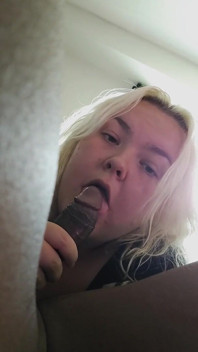 Sudut pandangan pertama blowjob kote hitam besar menghisap awek montel antara kaum dengan pancutan mani dalam mulut