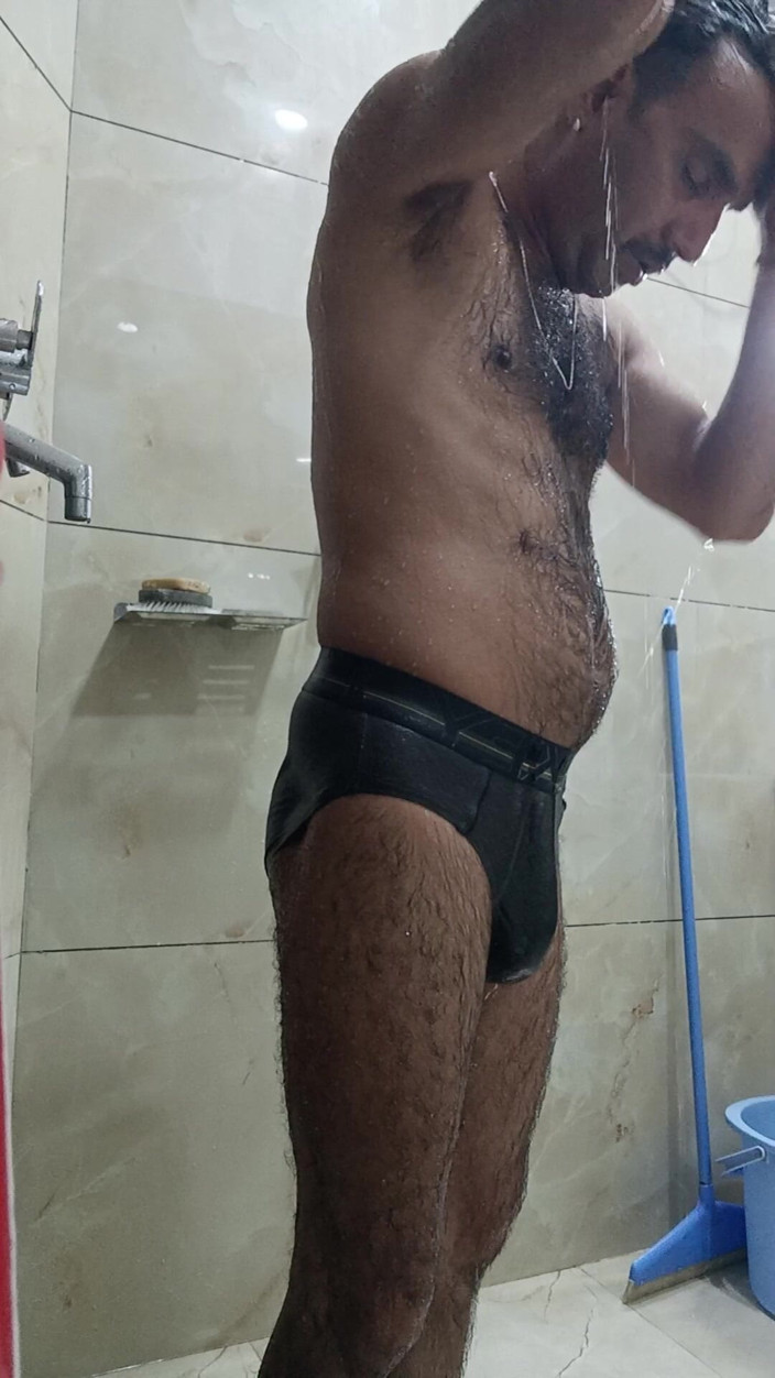 Rajasthani-old-lover: Hintli adam duş ve seksin tadını çıkarıyor