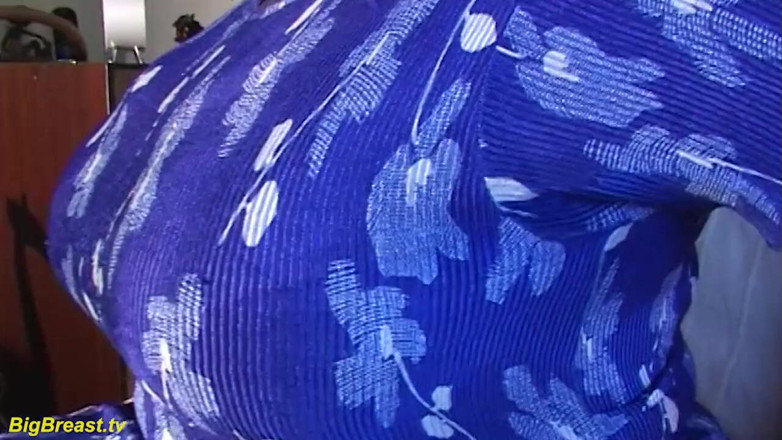 Big Breast: Napalona BBW dojrzała bawi się swoimi ekstremalnymi potwornymi piersiami