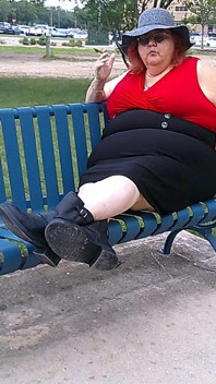 Sestřička Vicki Kouří v parku na lavičce, všechny oblečená