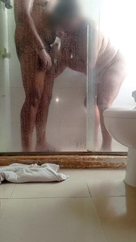 Mi scopo una matrigna MILF nel bagno dell'hotel