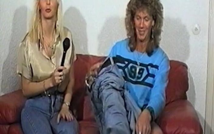 German Amateur Videos: 来自德国的素人女同被她的朋友指交