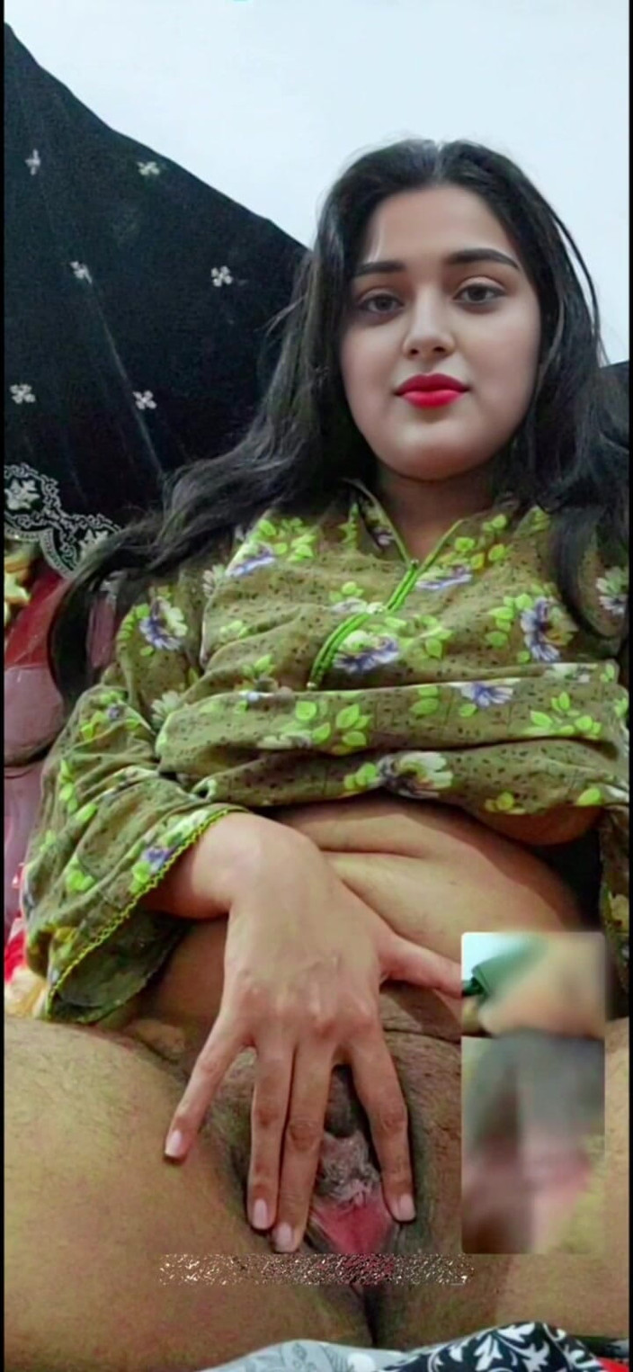 Your_aisha: Regina De pe Instagram își expune țâțele în apel video, se masturbează pentru...