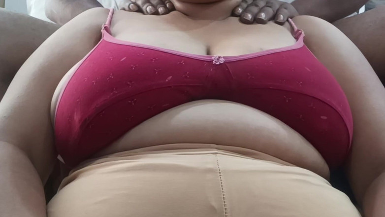 Catchybusty: Bröstmassage av knubbig tjej i hennes vandrarhem