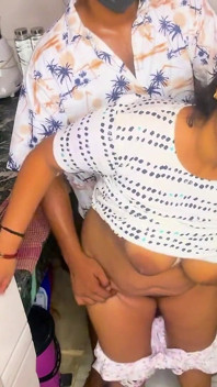 Rozzlobená desi služka je tvrdě ošukána šéfem Intenzivní sex z pomsty