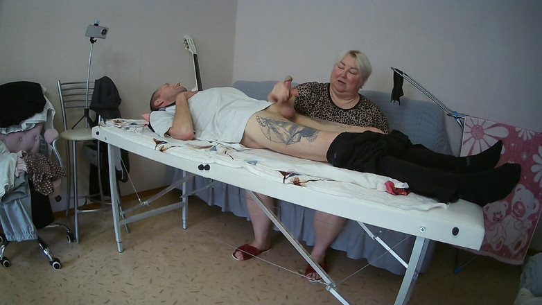 Zona901: Ma belle-mère suce et branle ma bite sur la table...