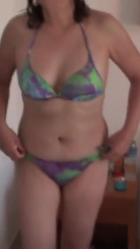 Vidéo 2 sur 3 - ma femme poilue de 58 ans s’exhibe sur la plage, masturbation, baise, éjaculation