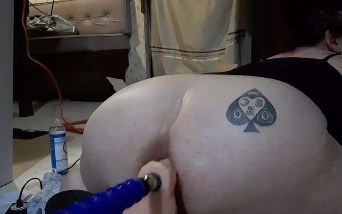Anal_Angi_Rose: Göt deliği seks makinesi tarafından sikiliyor