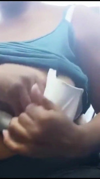 La zia indiana gioca con le grandi tette nell'autobus