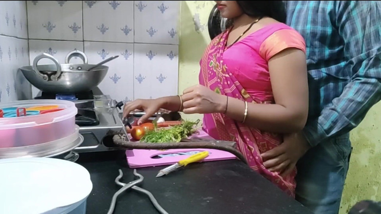 Mumbai Ashu: Une belle-sœur desi cuisinait à manger dans la cuisine quand son...