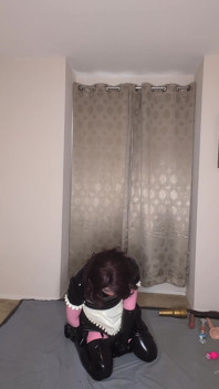 Latexová kombinéza a služka Sissy se snaží ošukat obě její díry s robertky