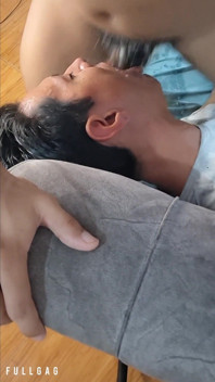 Short: Nedýchal, Jen Nechal Černý Penis Projít Hrdlem