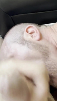 Manžílek táta kouří v autě