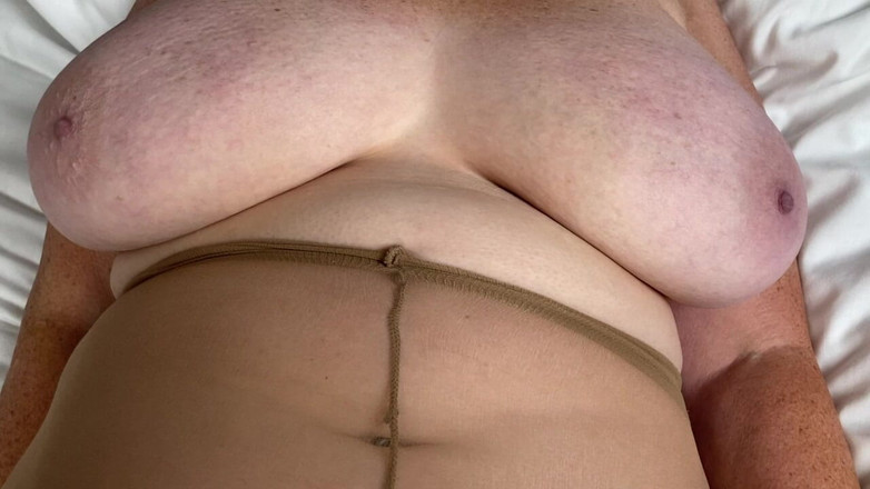 Mr MF: Paní zralá nohama má na sobě staré opálené punčocháče