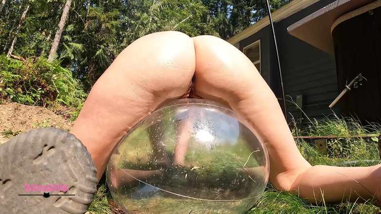 Destination Kat: Čůrání na míče na pláži