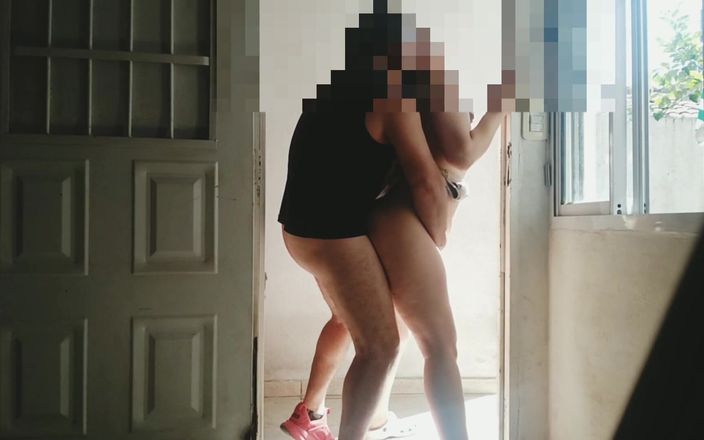 Activecouplearg: Sex vid ytterdörren