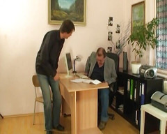 German Homemade: Eine erstaunlich aussehende deutsche blondine nimmt zwei harte schwänze im...