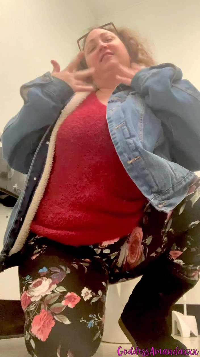 Goddess Amanda: Velká kráska s velkým zadkem v koupelně